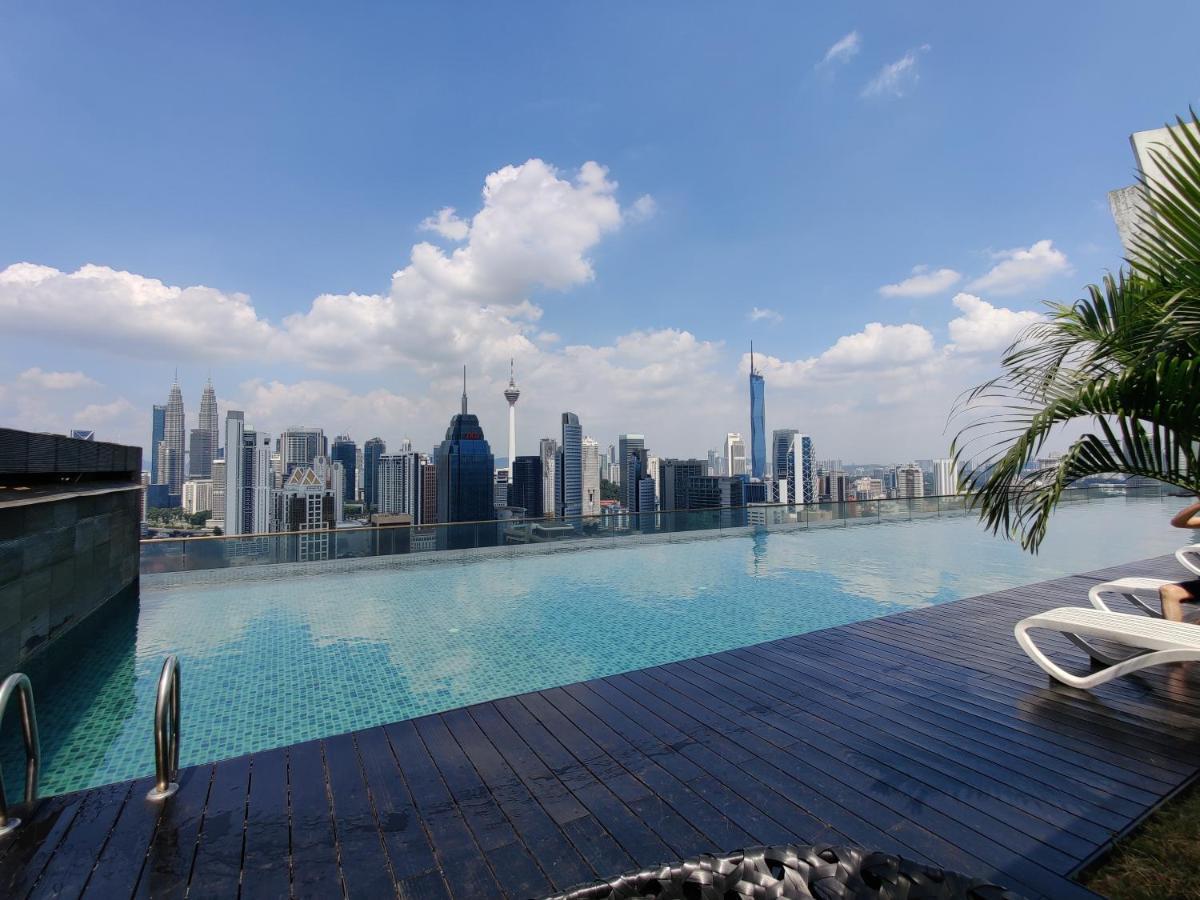 Starsbed Klcc Skyview Roof Pool Hostel Kuala Lumpur Exterior photo